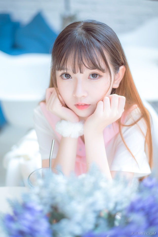 “走！”庞统眉头一挑，向魏延招了招手，带着人马冲向刺史府。